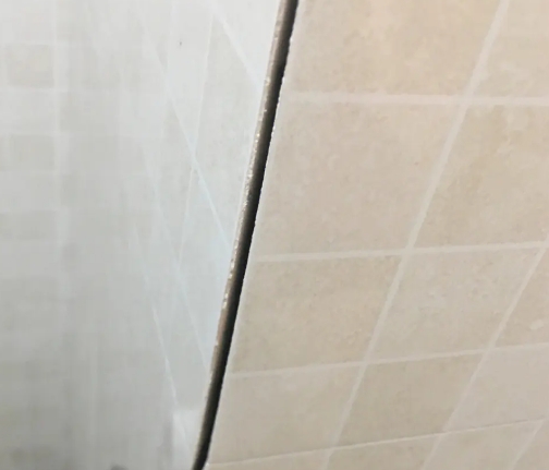 宿迁市瓷砖空鼓维修公司分享阳台瓷砖脱落的修复过程可以分为以下几个步骤