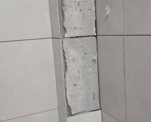 宿迁市瓷砖空鼓维修公司分享下瓷砖施工前基层浇水润湿程度不足，可能导致以下问题