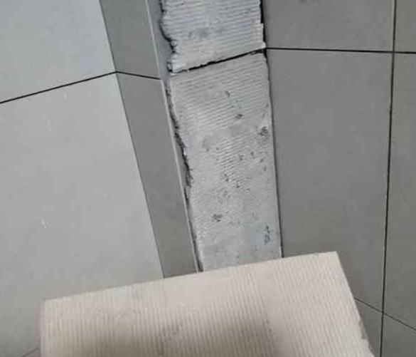 宿迁市瓷砖空鼓维修公司分享下厨房瓷砖脱落的补救措施。